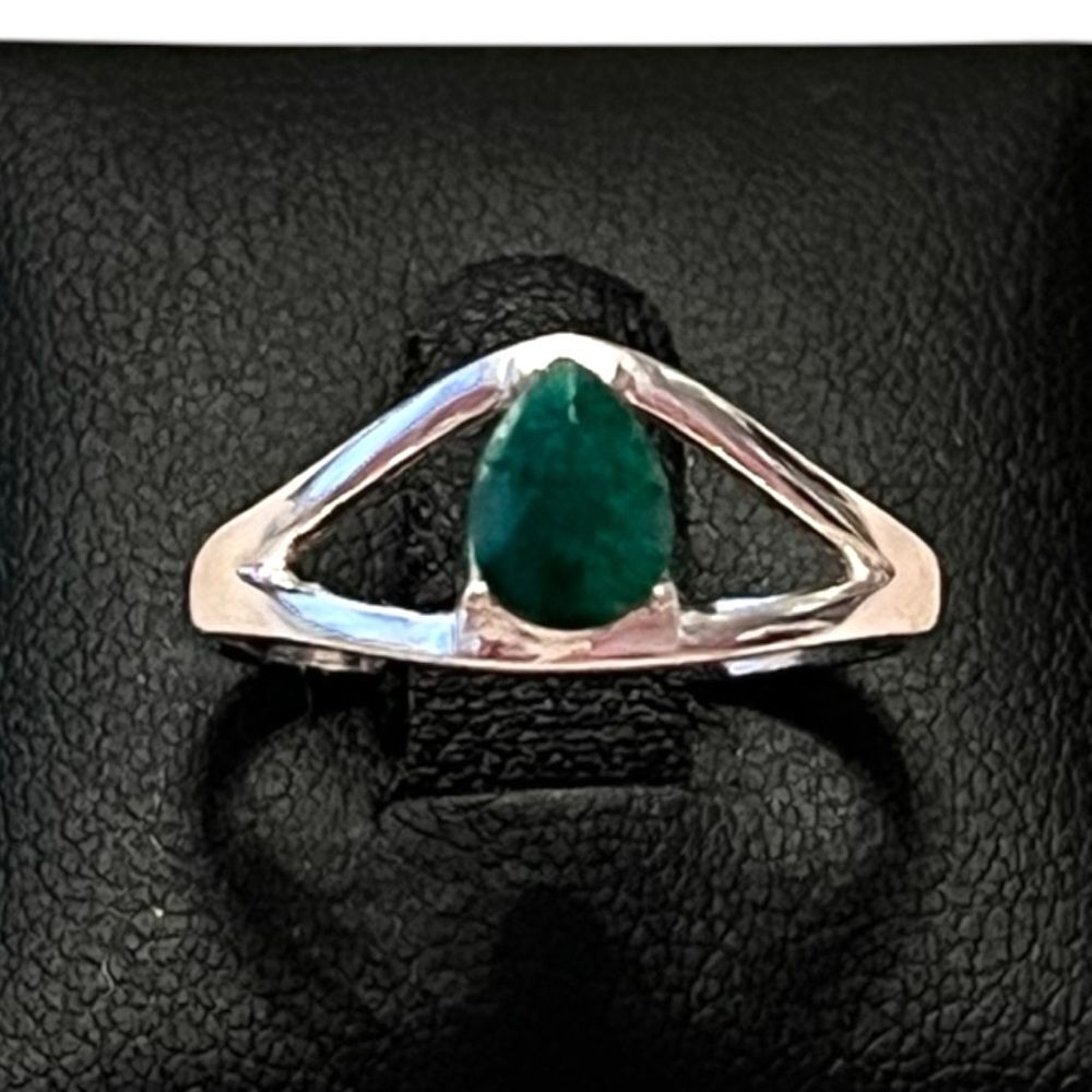 Elegant Artisan Teardrop Emerald Sterling Silver Ring Size 7.5
